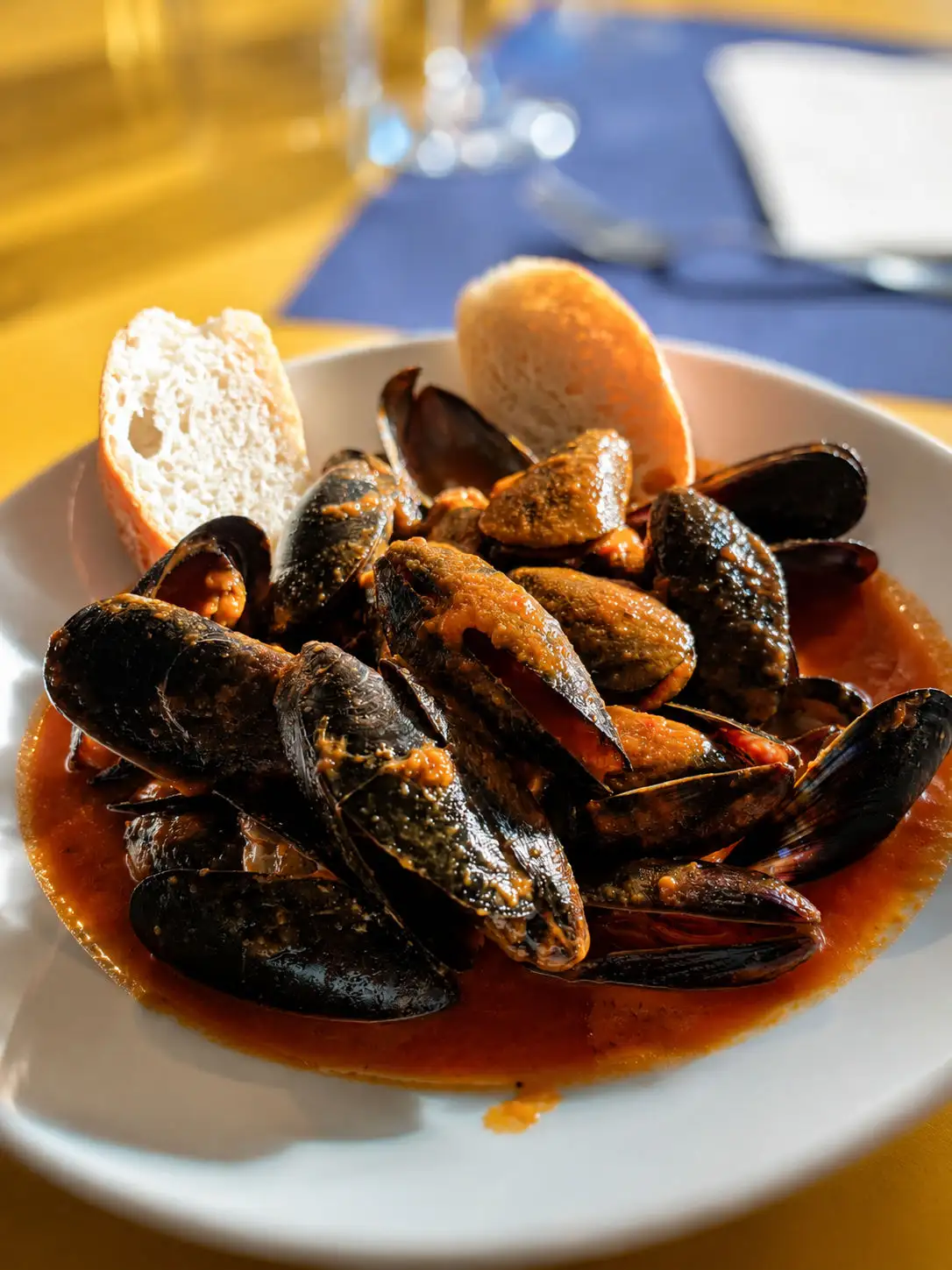 Cozze alla marinara (aglio, pomodoro e prezzemolo)