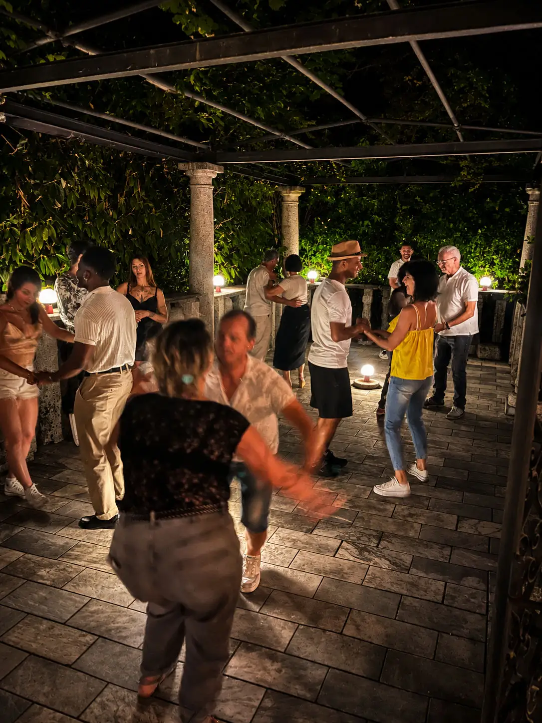 Clienti ballano nella parte esterna del Boogie