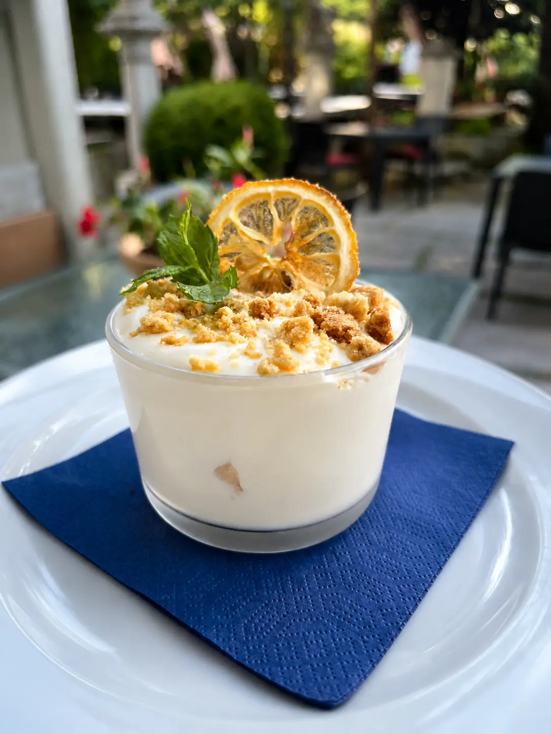 Millefoglie scomposta alla crema con salsa ai frutti di bosco