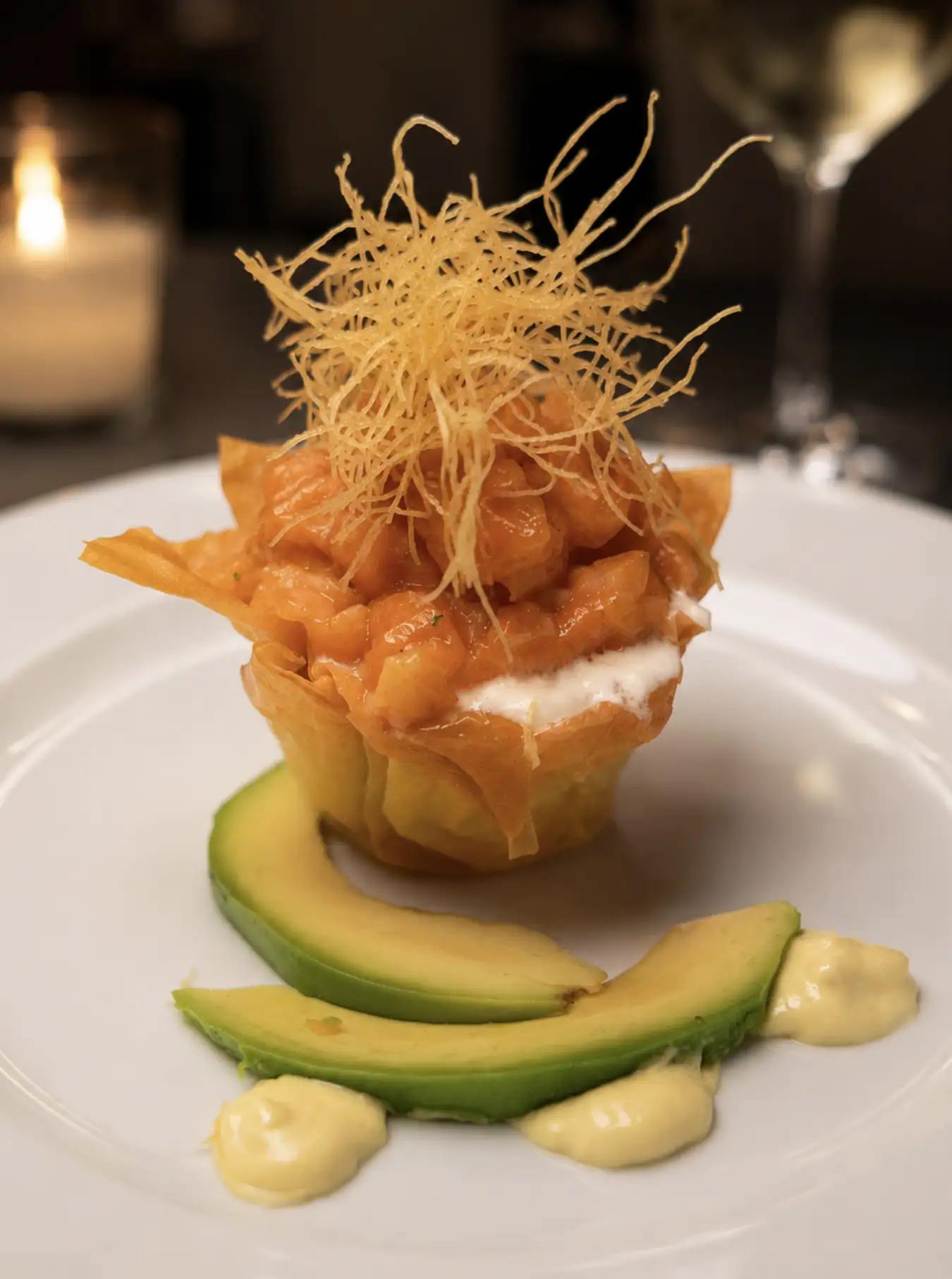 Cestino di pasta fillo con burratina tartare di salmone e maionese di avocado