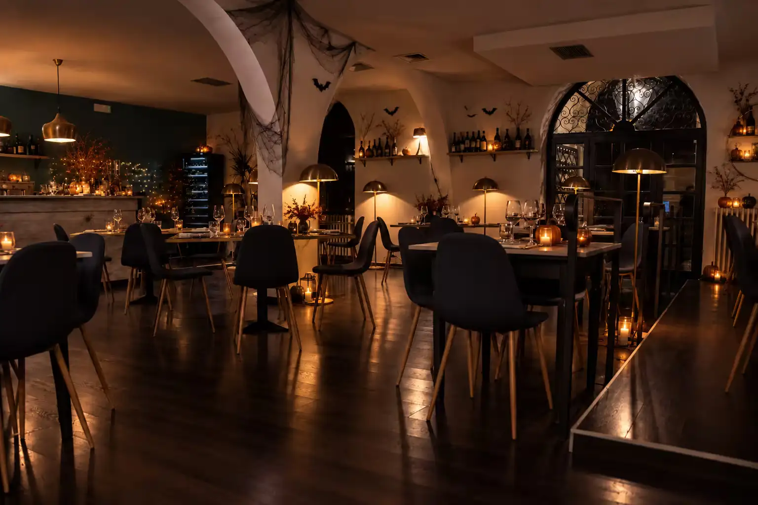 locale addobbato per halloween