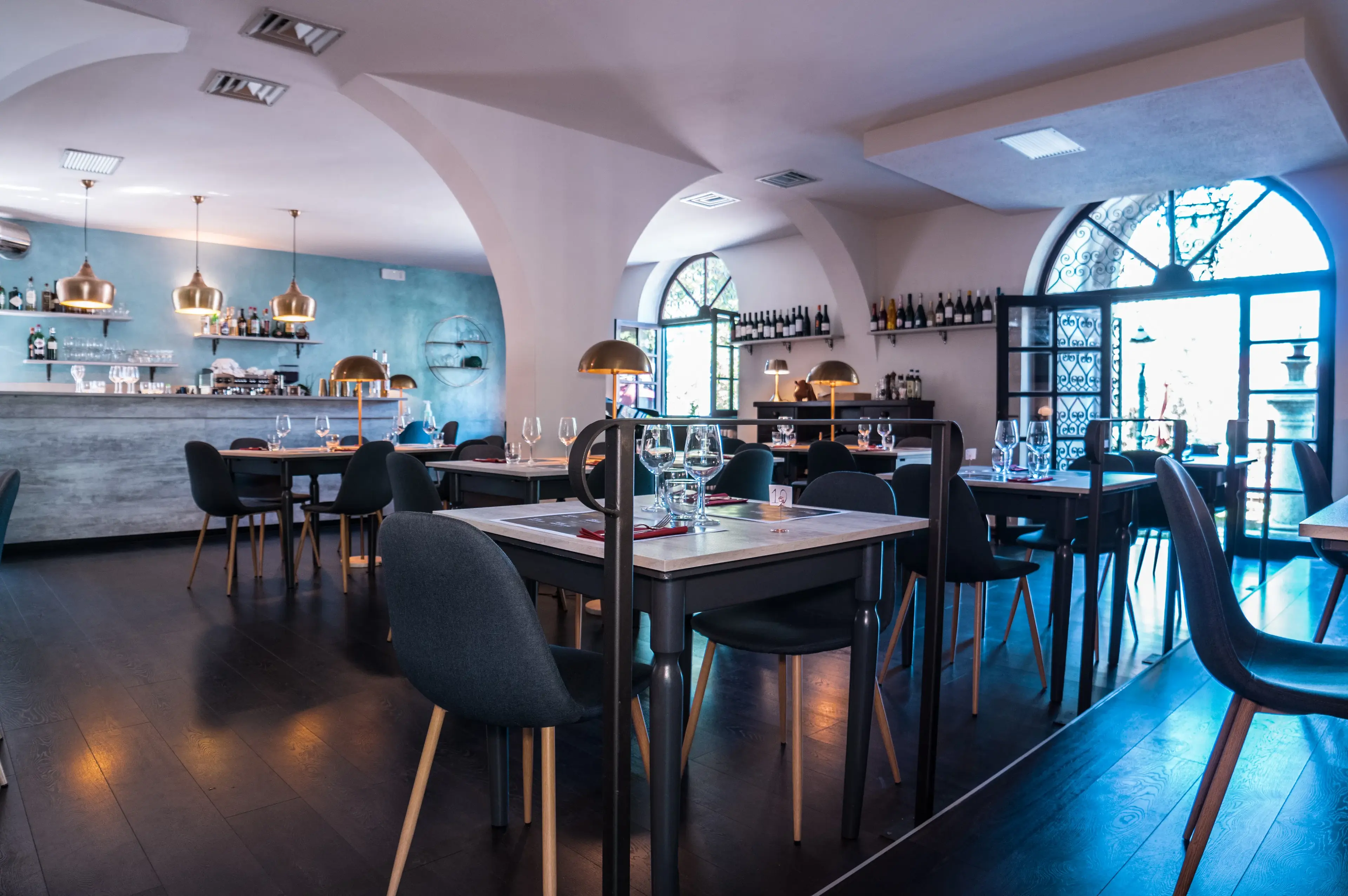 Interno del Boogie Bistrot: ambiente raffinato con elementi storici e design moderno a Colle Brianza
