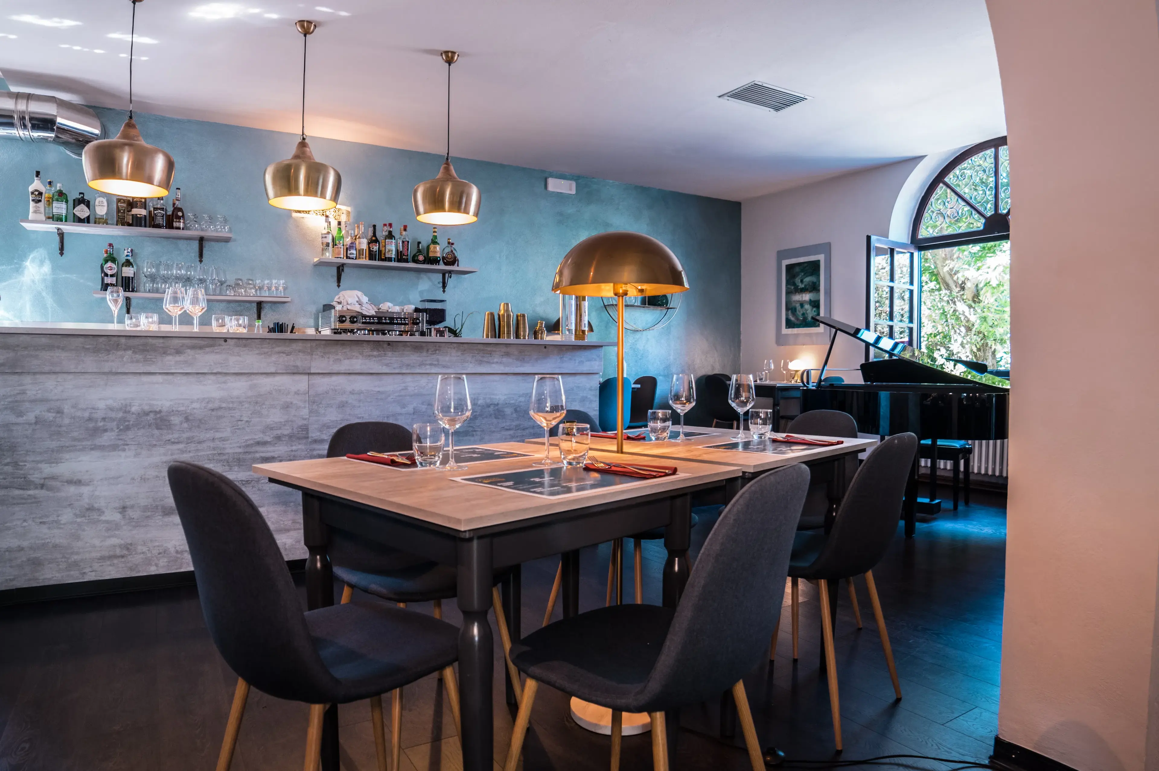 Sala del Boogie Bistrot con tavoli apparecchiati per la cena