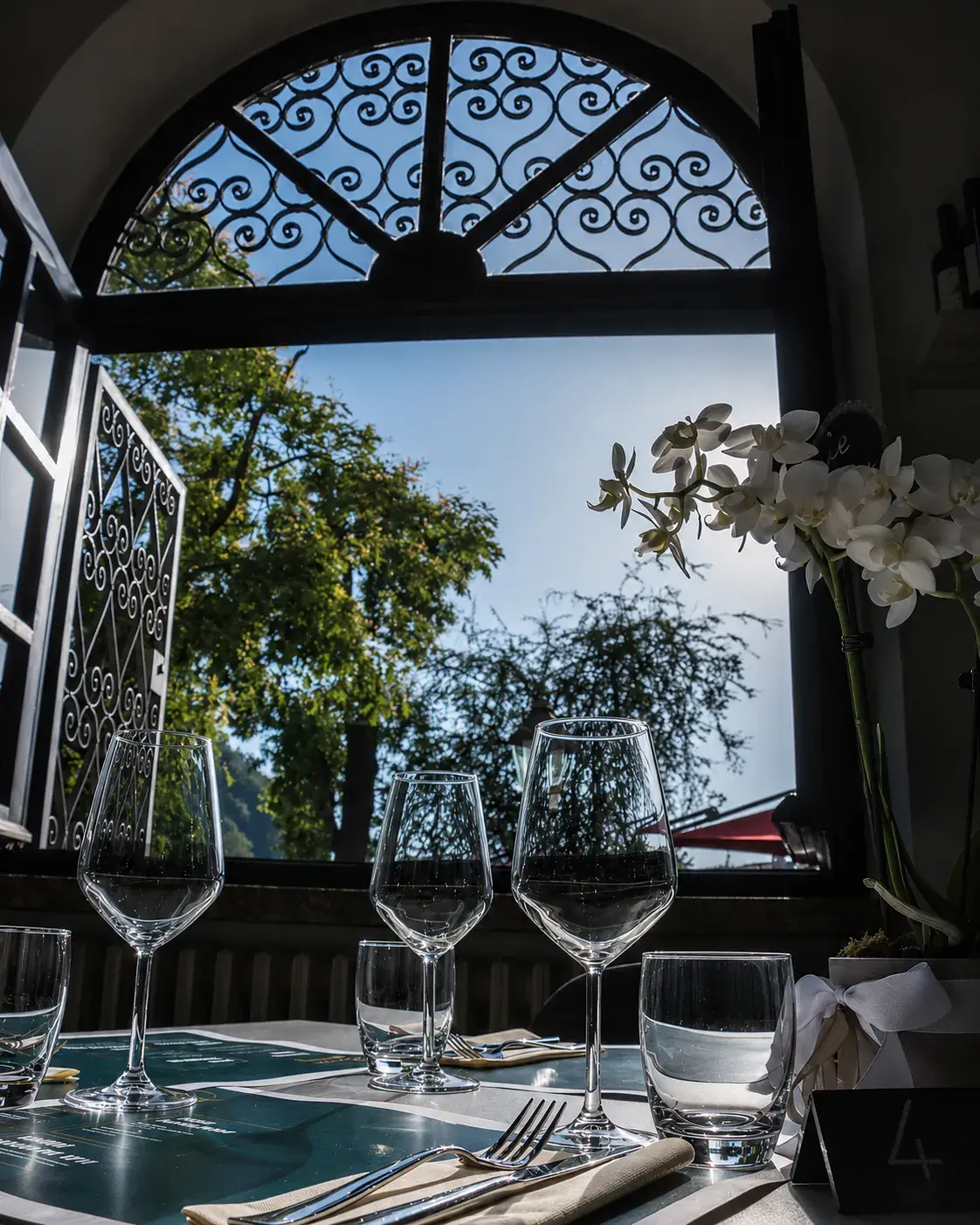 Finestra del Boogie Bistrot illuminata in primavera