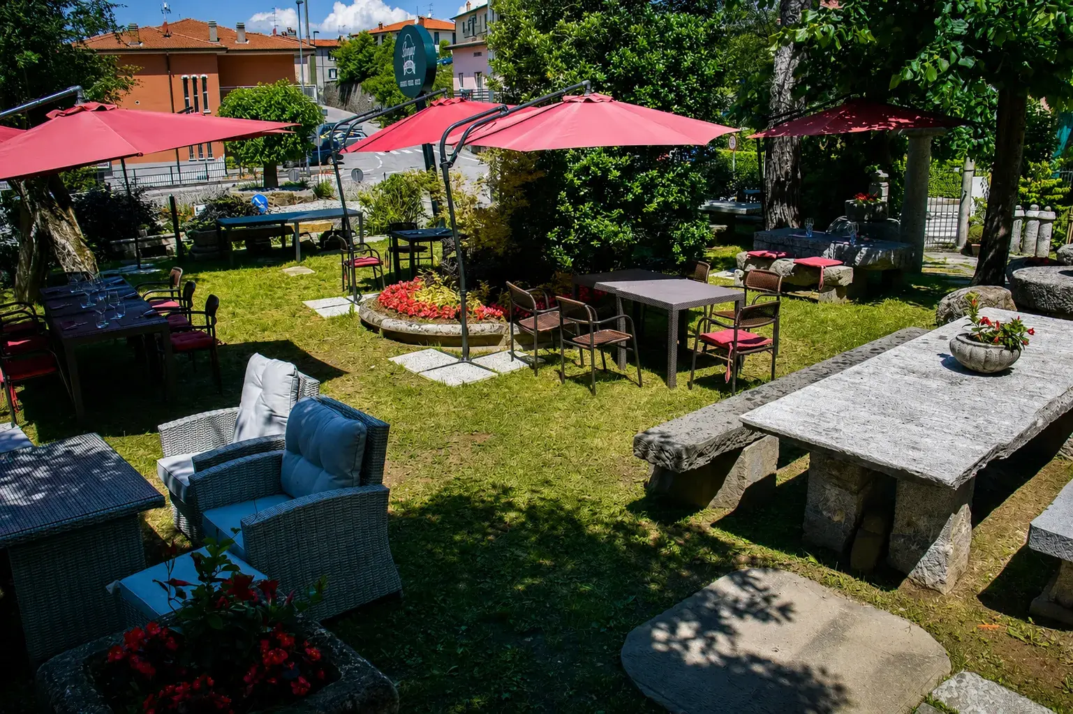 Tavoli del giardino estivo del Boogie Bistrot a Colle Brianza