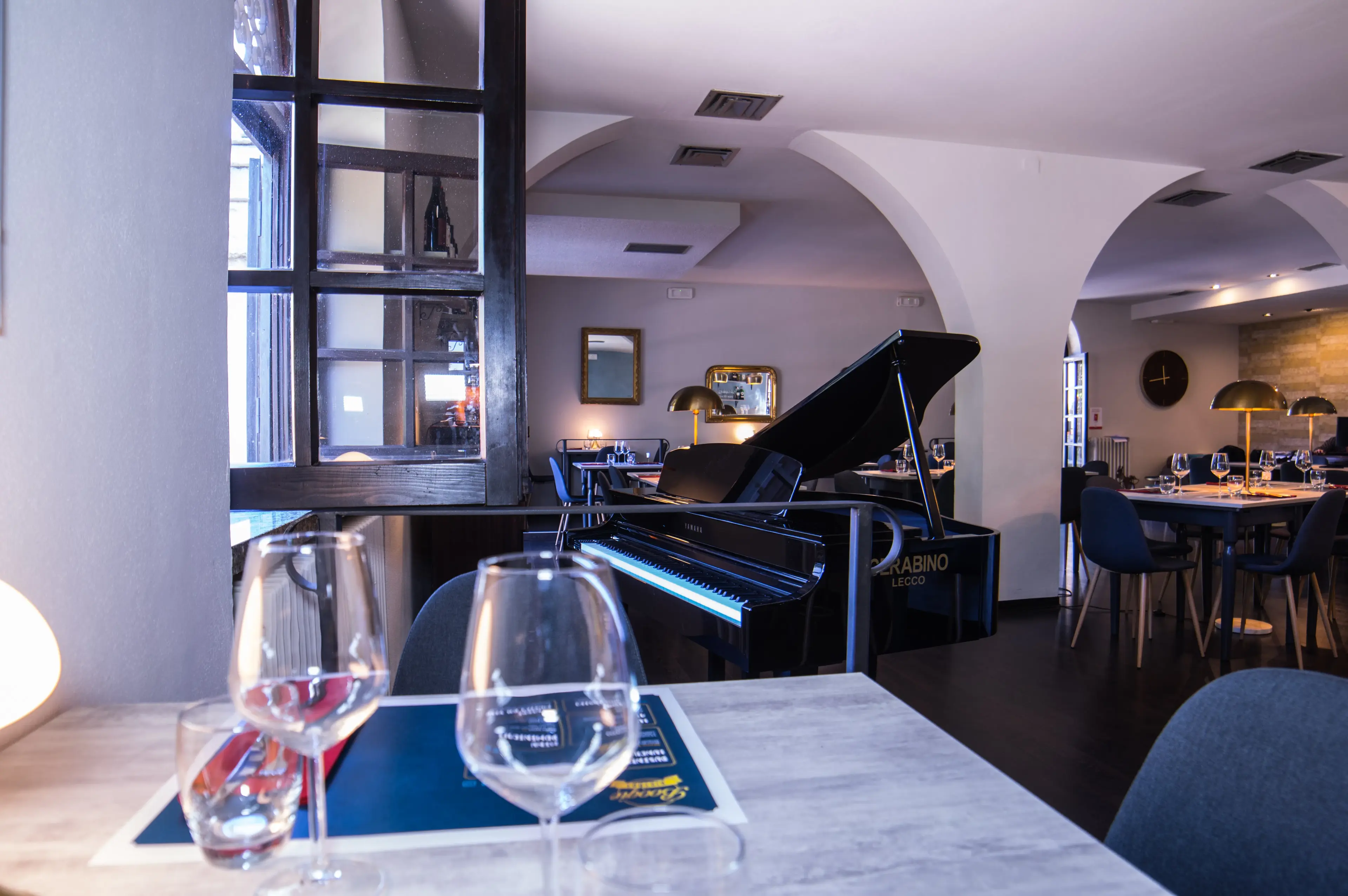 Sala interna del Boogie Bistrot con pianoforte a coda