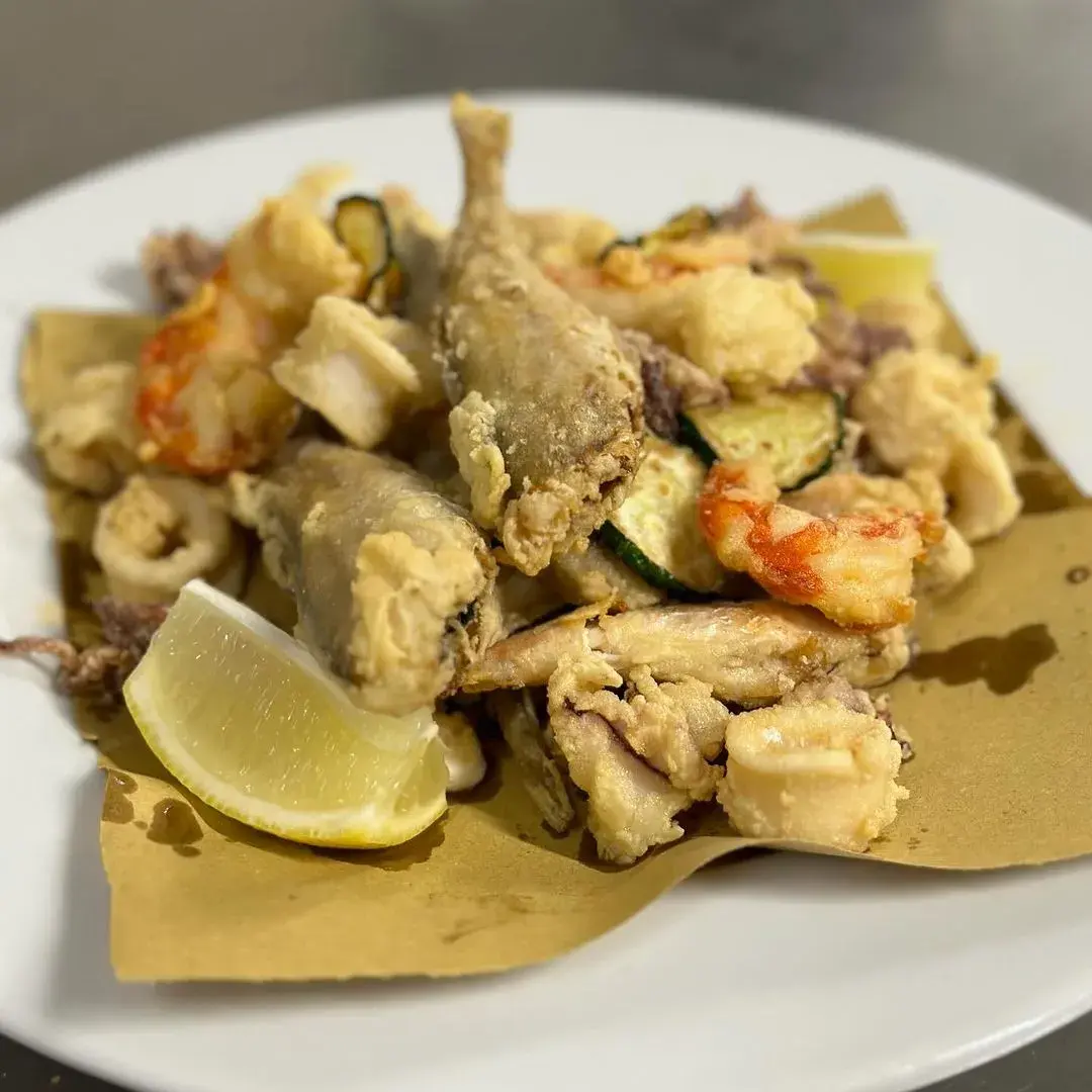 Gran fritto di Paranza del Boogie: gamberi, calamari, triglie, pesce e verdure