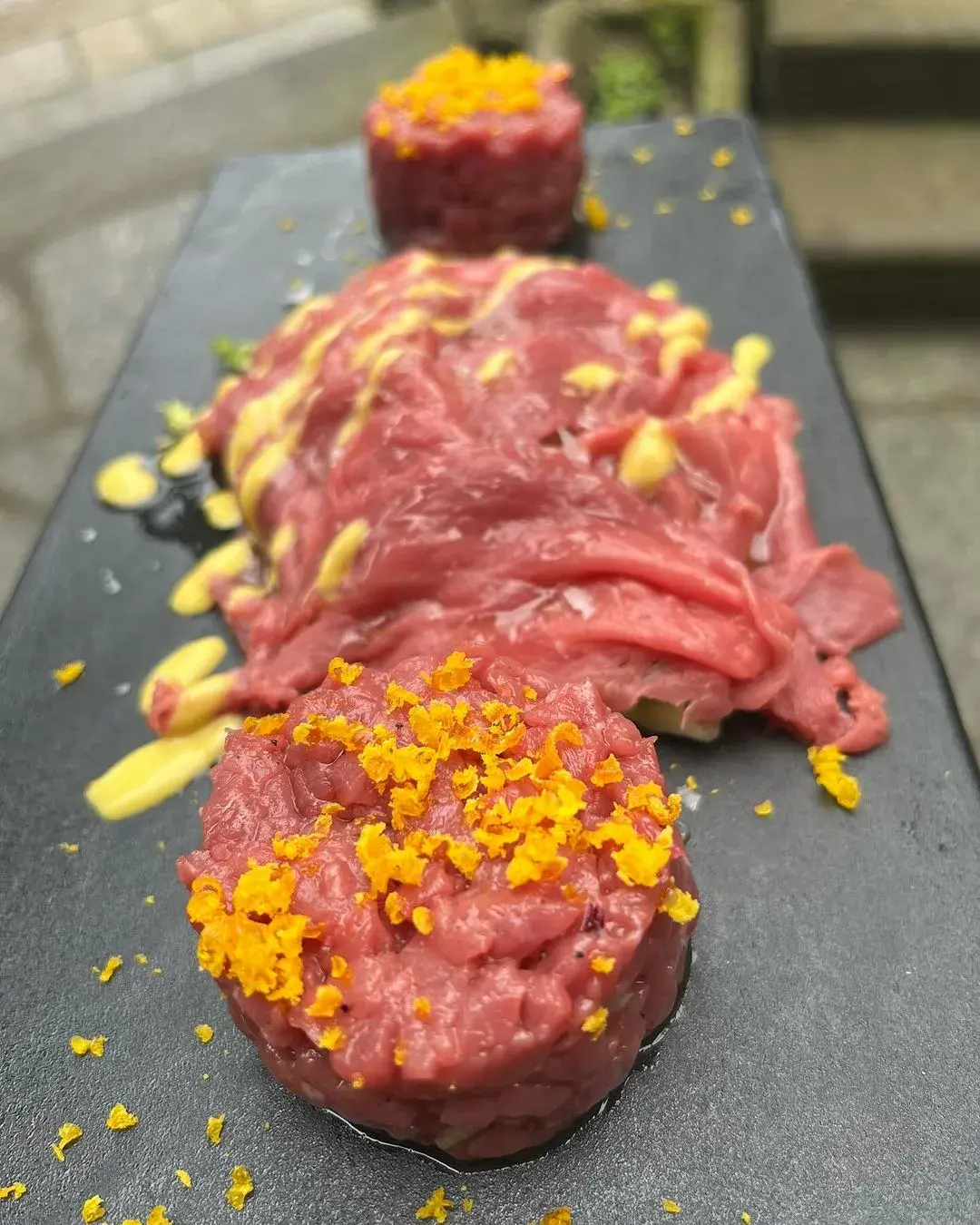 Bis di crudi di scottona: battuto con tuorlo marinato e carpaccio con maionese al peperone