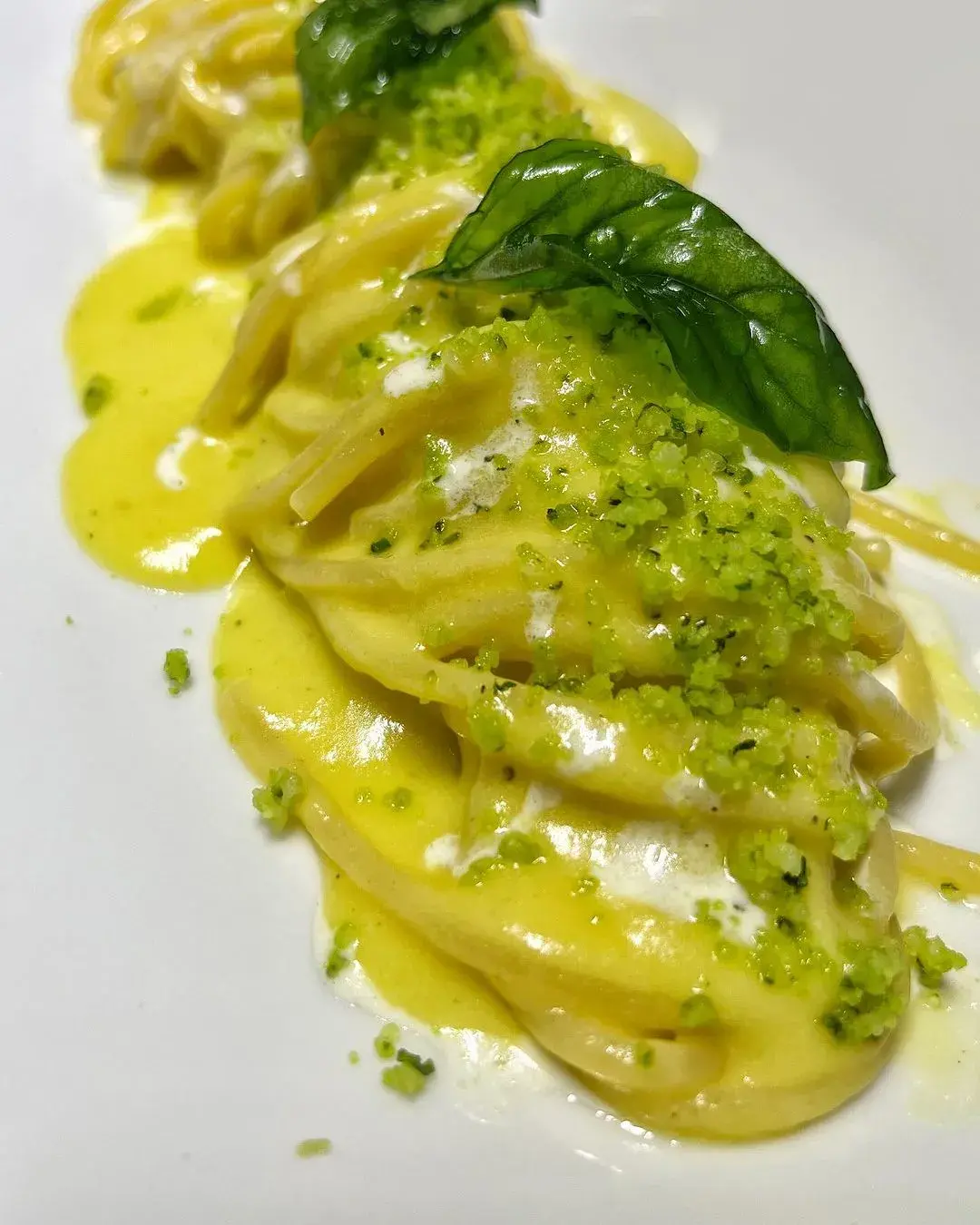 Spaghetti con crema di pomodorini gialli, burrata e parmigiano al basilico