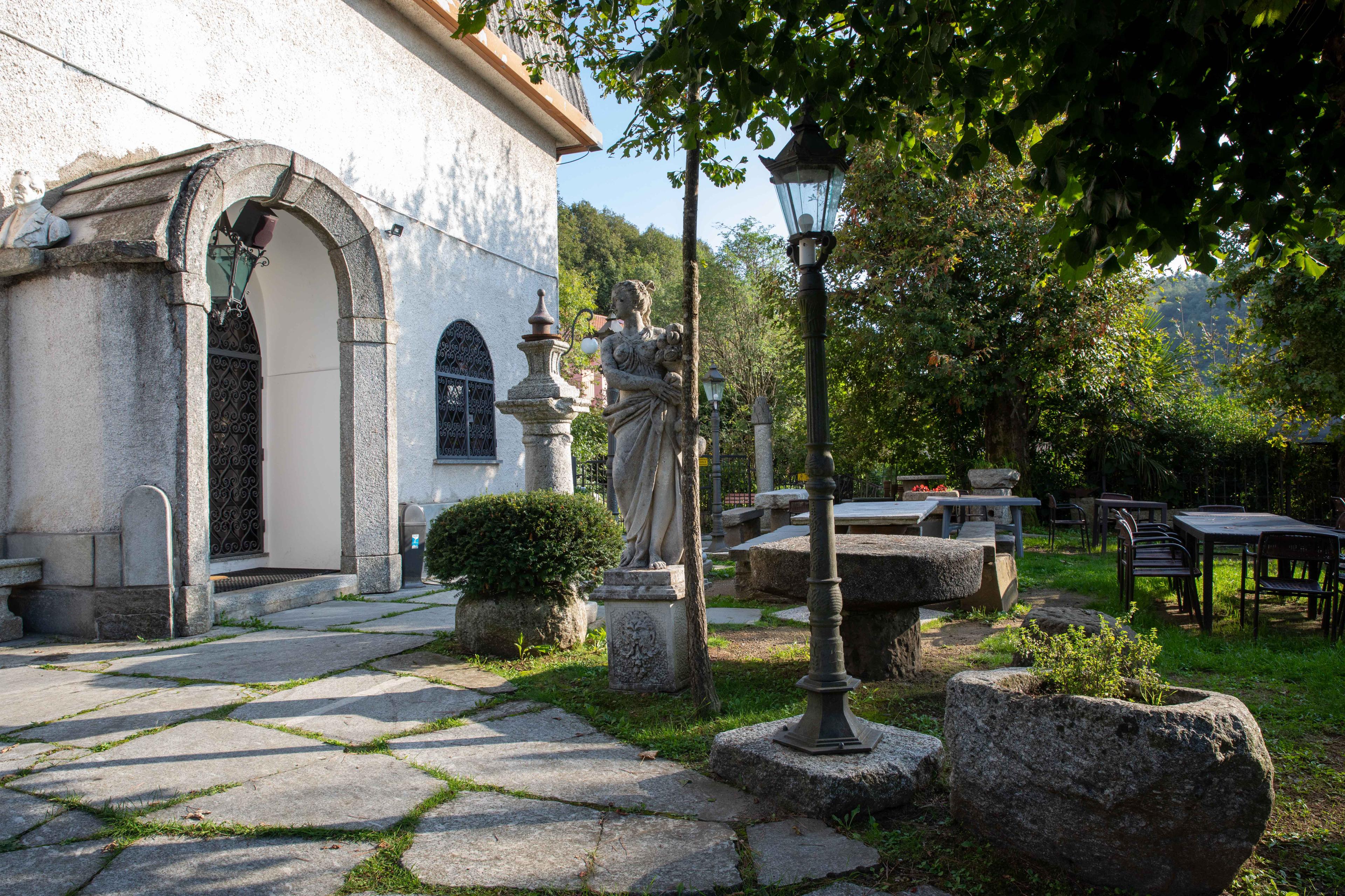Giardino del Boogie con statue e tavoli