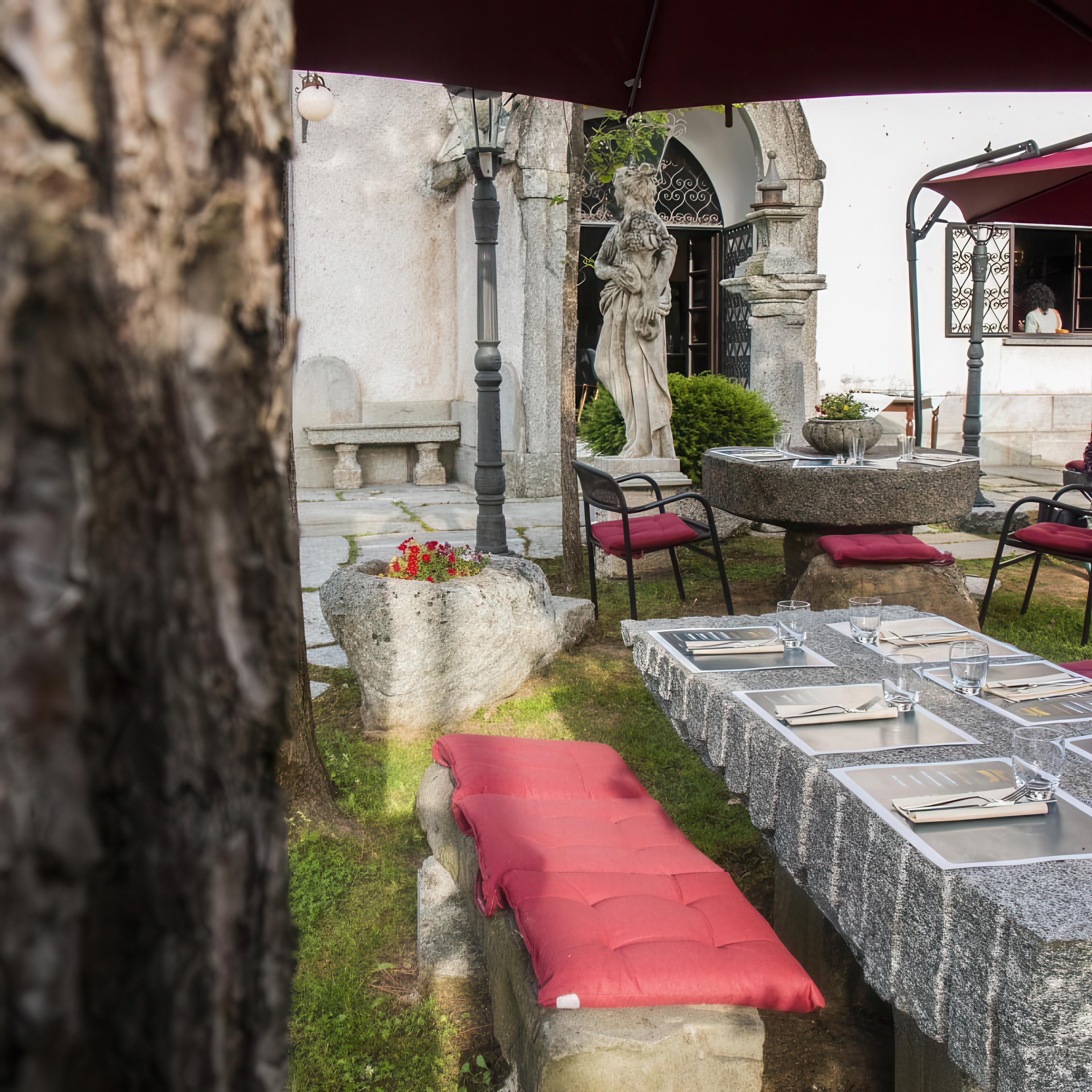 Tavoli apparecchiati all'esterno del Boogie