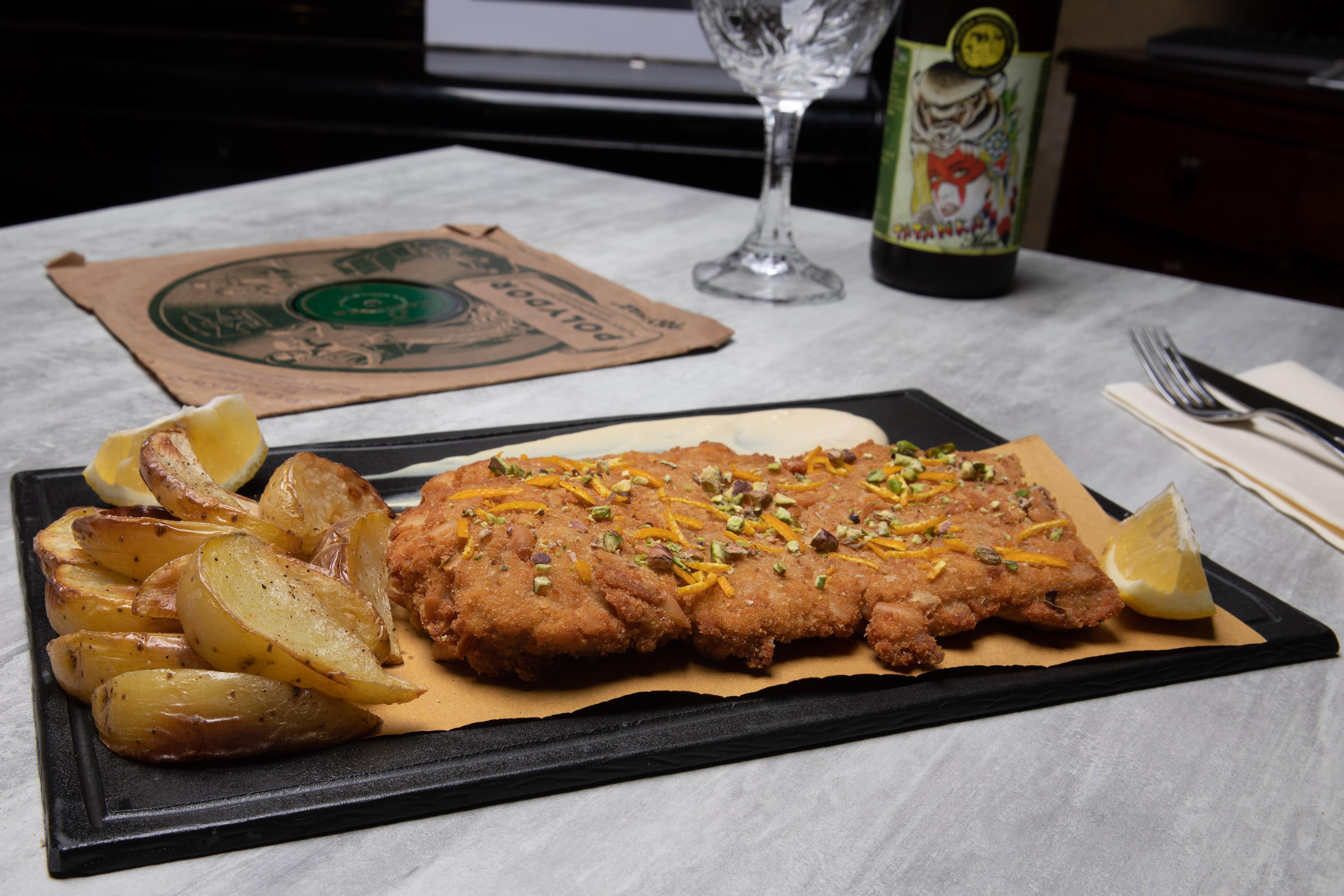 Cotoletta con contorno di patate al Boogie Bistrot di Colle Brianza