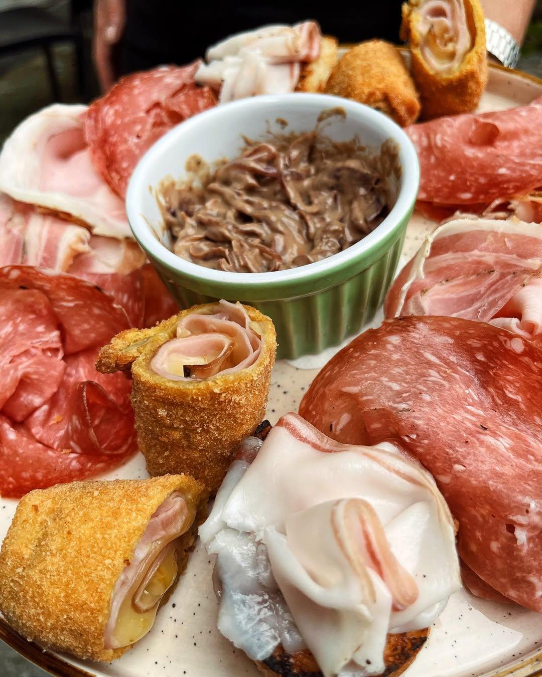 porchetta, salame, crostoni, melanzane e cipolla tonnata, il james brown