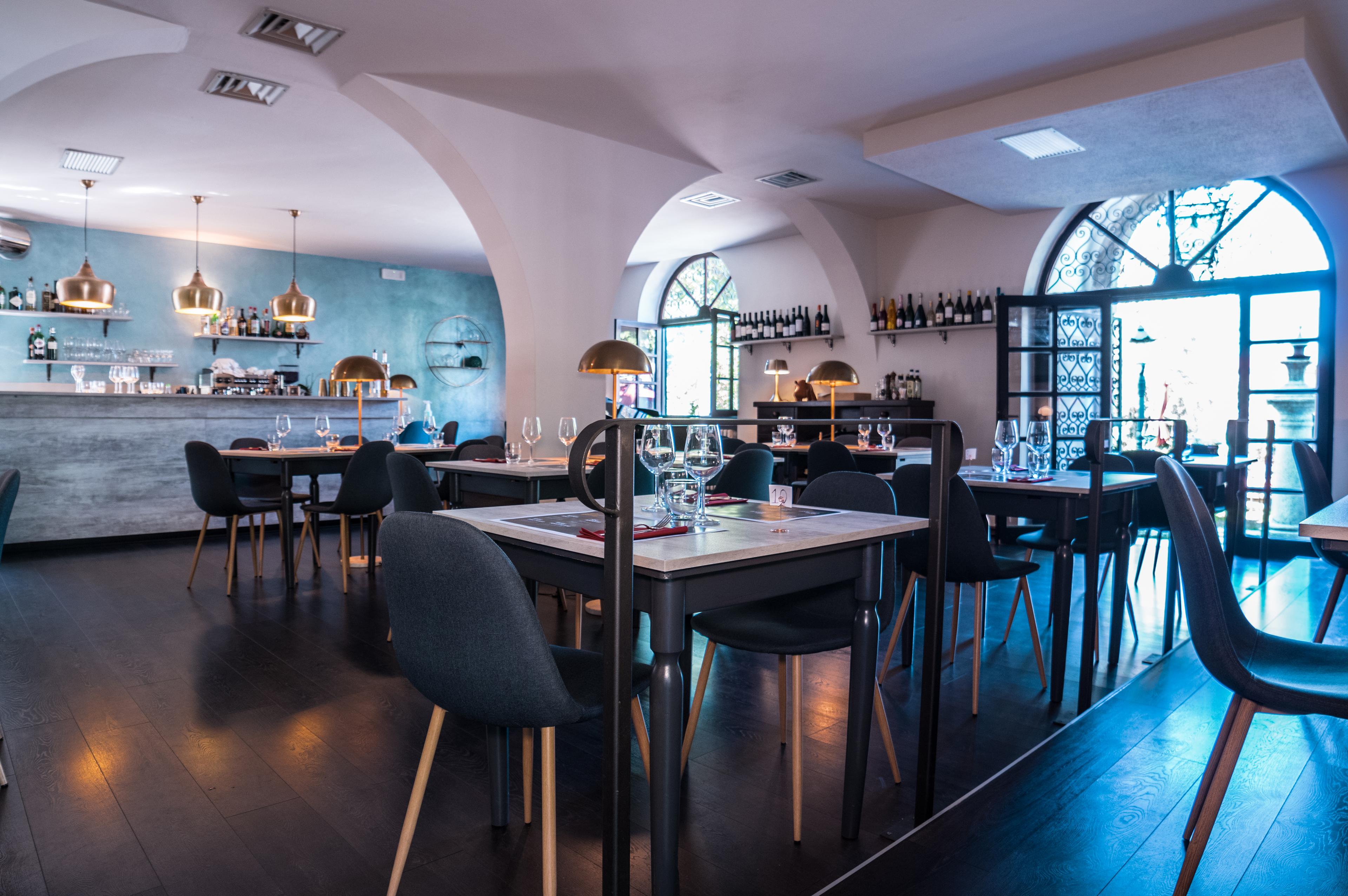 Interno del Boogie Bistrot: ambiente raffinato con elementi storici e design moderno a Colle BrianzaInterno del Boogie Bistrot: ambiente raffinato con elementi storici e design moderno a Colle Brianza