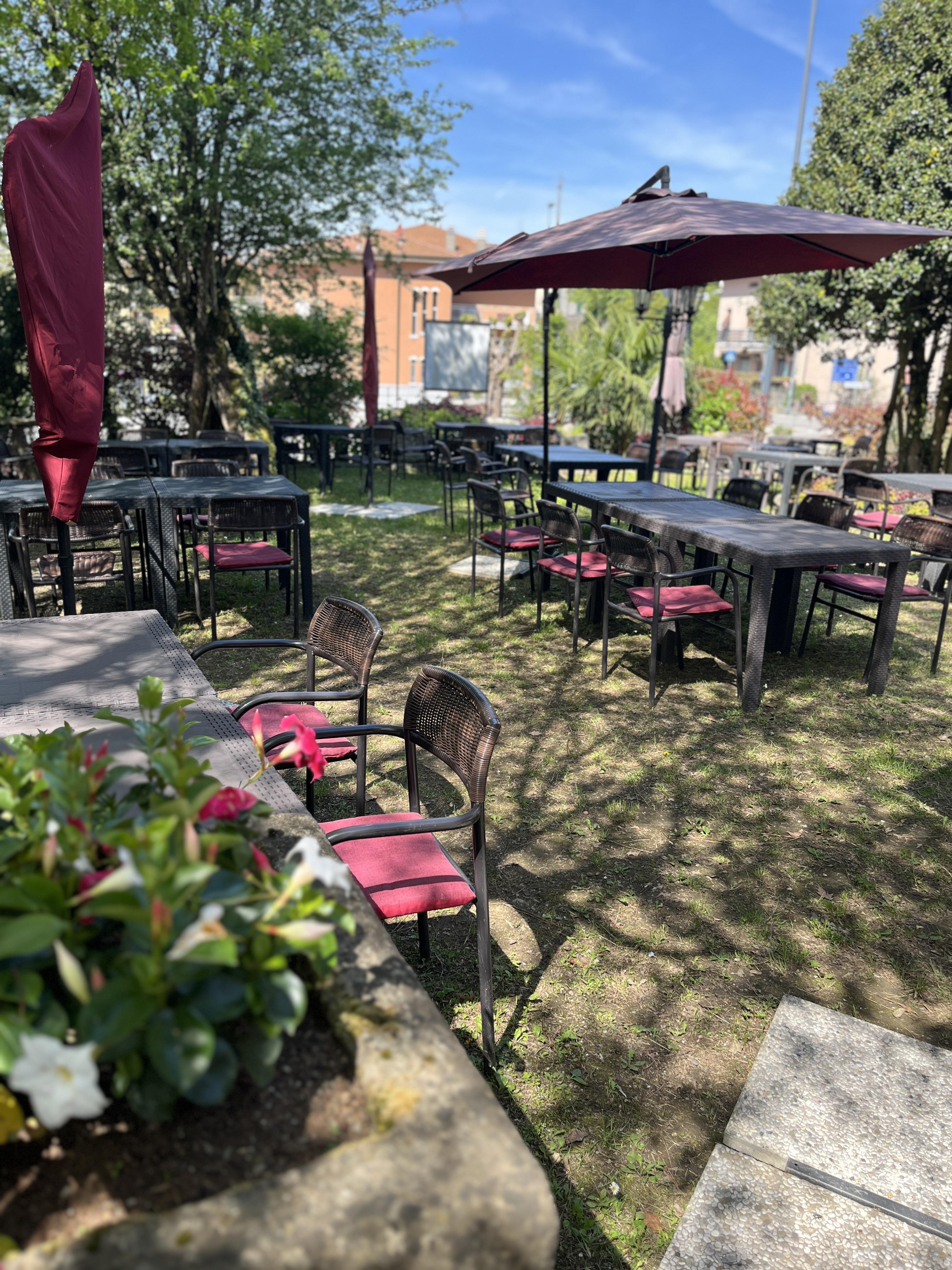 Tavoli del Boogie nel giardino in estate