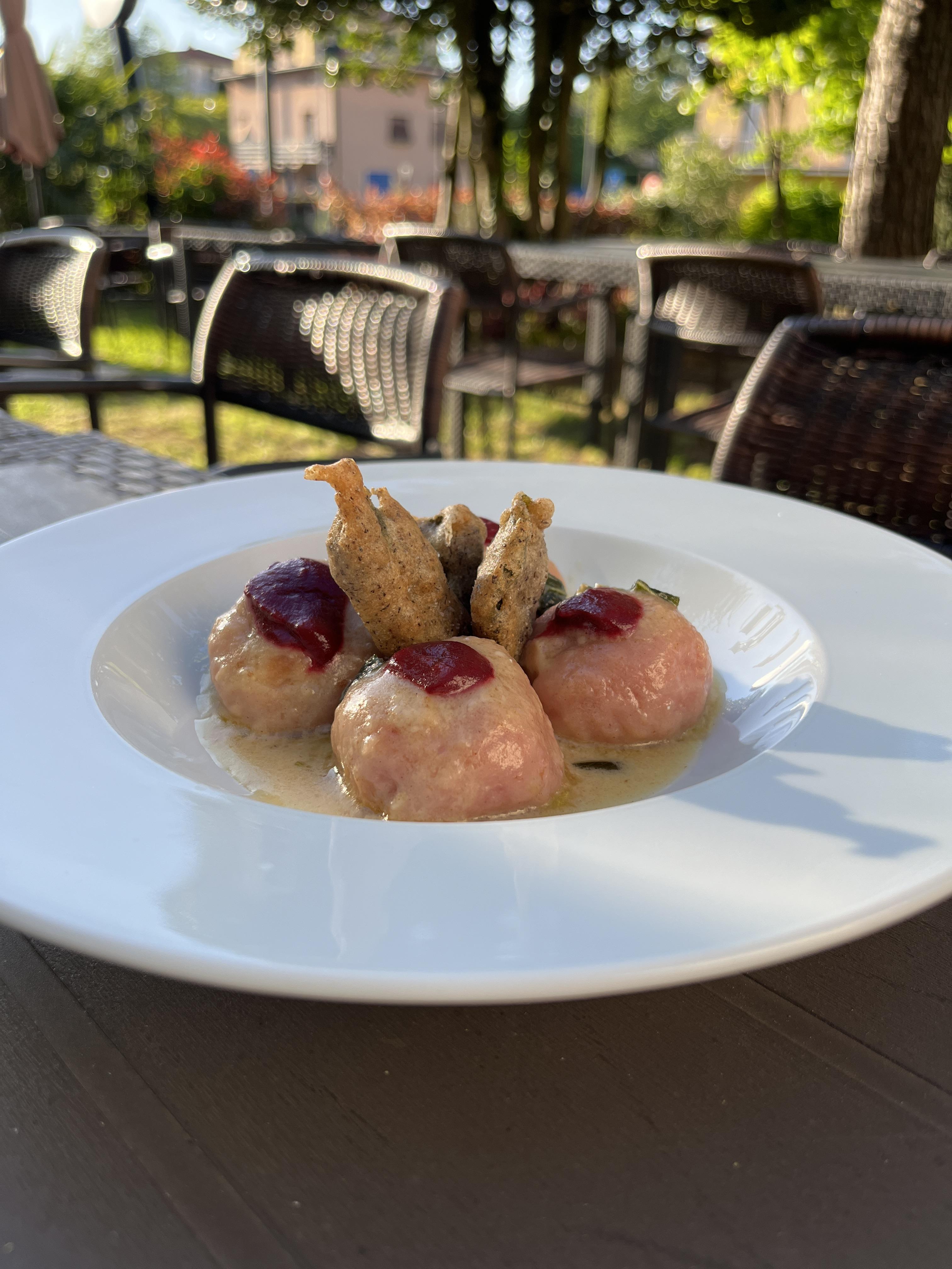 Gnocconi di barbabietola dal cuore di taleggio burro e salvia e barbabietola disidratata