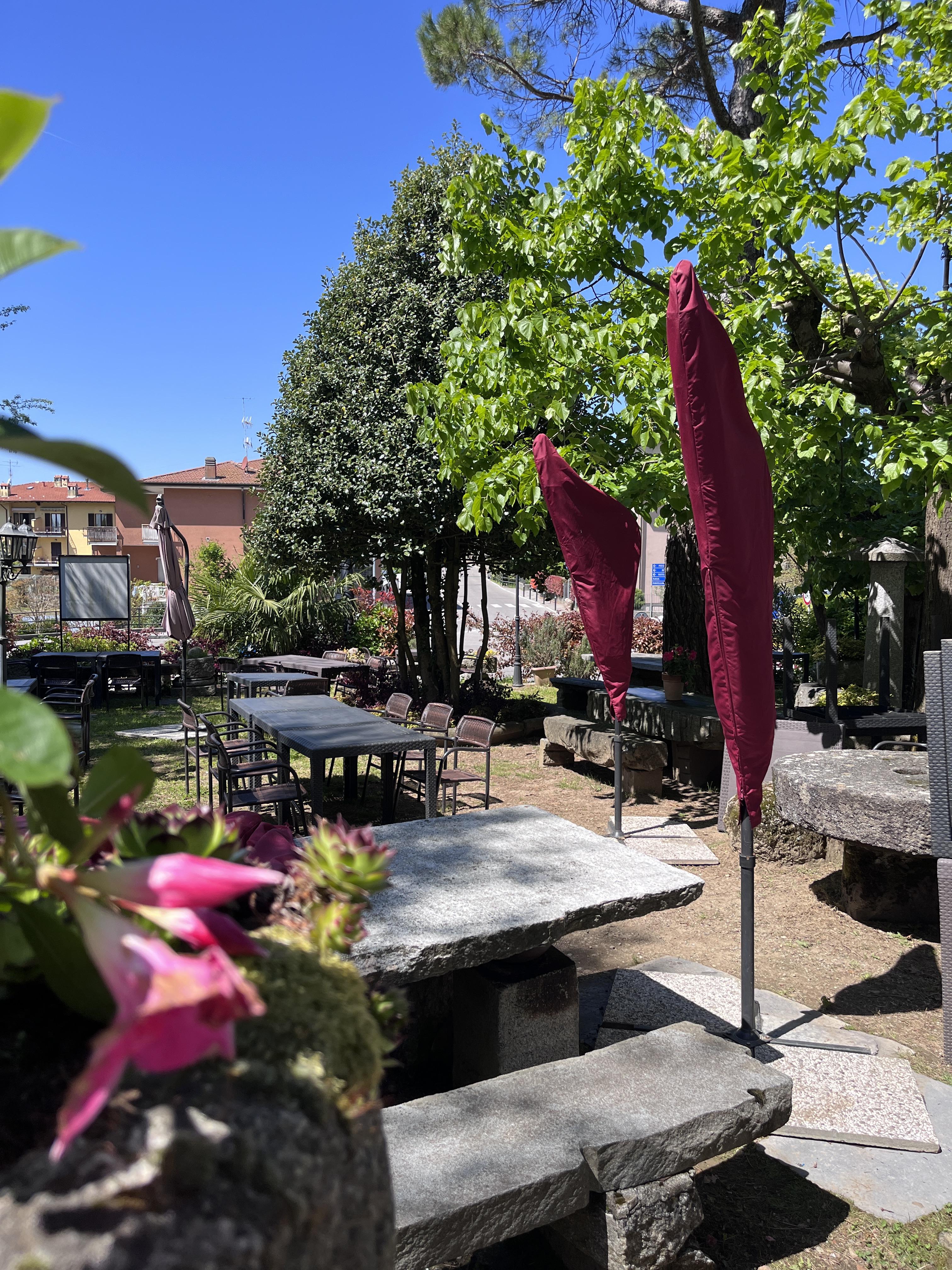 Tavoli nel giardino del Boogie Bistrot